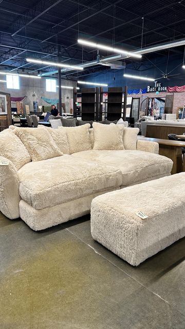 Oversized Comfy Couch, Couch Aesthetic Cozy, Big Couches Living Room, Couch Ideas For Small Spaces, Comfy Couches Living Room, Sofa Fluffy, Huge Couch, Fuzzy Couch, Fun Couch