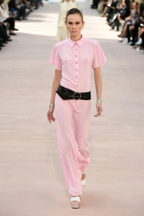 Chanel Spring 2025 Ready-to-Wear Fashion Show & Collection Review [PHOTOS] Chanel Fashion Show, Treat Myself, Chanel Outfit, Mode Chanel, Color Trends Fashion, 2025 Trends, Chanel Spring, Spring 2025, Show Collection