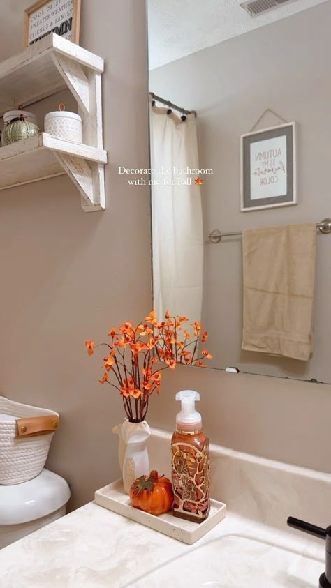 Fall Decor Studio Apartment, Halloween Home Decor Bathroom, Fall Home Decor Bathroom, Fall Decor For Studio Apartment, Fall Decor For Dorm Room, Fall Decorations For Apartment, Decorate House For Fall, Thanksgiving Decorations Bathroom, Bathroom Fall Ideas