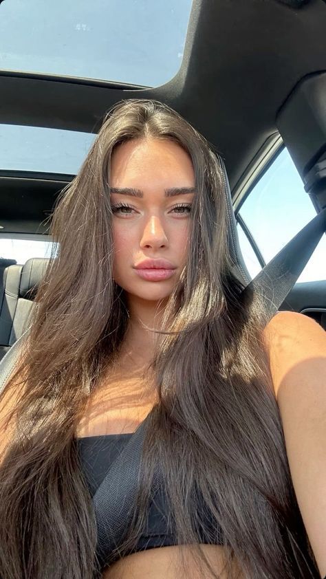 Photo Selfie Ideas Instagram, Selfie In Car Ideas, Brunette Woman Aesthetic, Summer Black Hair, Brunette Baddie, Brown Hair Inspo, Pretty Brunette, Brunette Woman, Perfect Girl