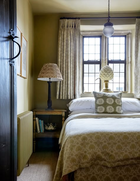 Small Cottage Bedroom Ideas, Small Cottage Bedroom, Short Drapes, English Country Bedroom, Modern Victorian Interior Design, Cotswolds House, Victorian Interior Design, Cottage Interior Design, Country Interiors