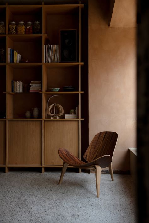 The Shell Chair's 60th anniversary with an exclusive edition design Hans J. Wegner – Carl Hansen & Søn - Scandinaviandesign.com 1960s Chairs, Lounge Designs, Chair Styling, Wegner Chair, Designer Chair, Carl Hansen & Son, Danish Chair, Iconic Chairs, Danish Furniture Design