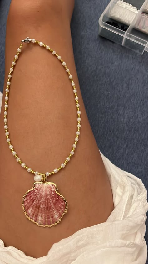 Shell Diy Aesthetic, Homemade Waist Beads, Seashell Jewelry Aesthetic, Big Shell Necklace, Beach Beaded Jewelry, Seashell Clothes, Beaded Shell Necklace, How To Make Shell Necklace, She’ll Necklace