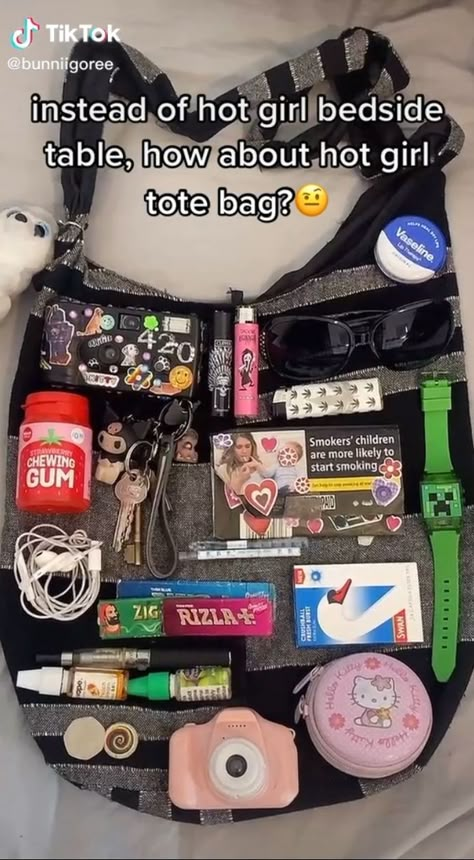 Summer Travel Backpack, Small Emergency Bag, What To Have In Your Bag, What’s In My Bag Aesthetic, Backpack Tour, Bag Tour, Everyday Bag Essentials, School Bag Essentials, Backpack Essentials