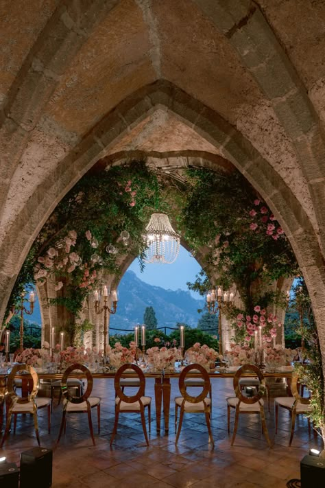 Old Italy Wedding, Wedding Aesthetic Garden, Aesthetic Wedding Locations, Italy Wedding Destinations, Wedding Locations Abroad, Wedding Alter Aesthetic, Wedding Venues In Europe, Beautiful Wedding Locations, Dream Outdoor Wedding