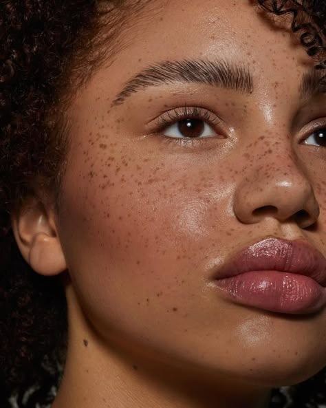 Natascha Lindemann (@natascha.lindemann) • Instagram photos and videos Freckles On Face, Natural Makeup Photoshoot, Editorial Beauty Photography, Natural Freckles, Beauty Shoot Editorial, Unconventional Beauty, Natural Beauty Photoshoot, Glowy Natural Makeup, Freckles On Dark Skin