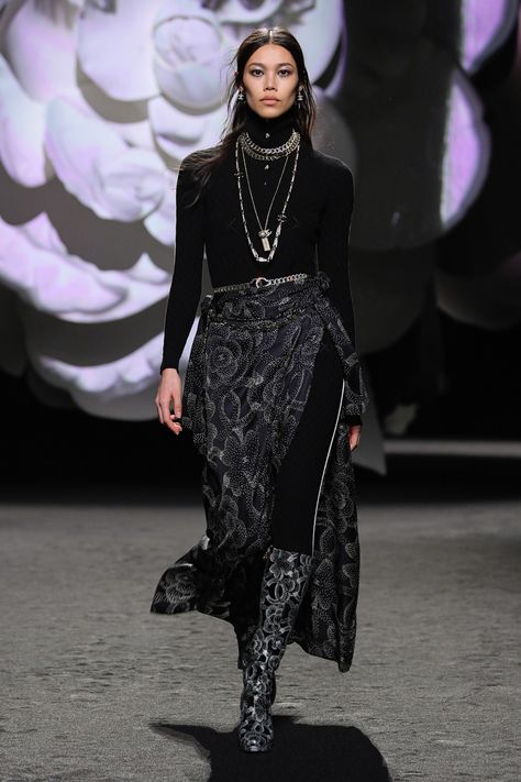 Chanel Maxi, Chanel 2023, Coco Chanel Fashion, Chanel Runway, Fashion Vocabulary, Chanel Chanel, Runway Trends, Chanel Fashion, Fall 2023