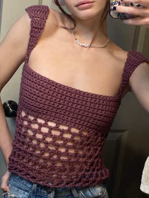 crochet, handmade top, made by me <3 Crochet Tank Top Outfit, Make Crop Top, Crop Top Tutorial, Crochet A Sweater, Latest Fashion Trend, Crochet Crop Top Pattern, Crop Top Pattern, Crochet Circles, Crochet Summer Tops