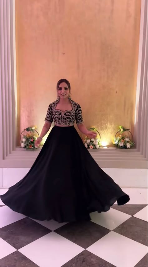 Trendy Reception Outfit, Black Skirt Indian Outfit, Black Lehenga For Reception, Black Skirt And Top Traditional, Black Gown For Reception, Sangeet Black Outfit, Black Lehenga Choli Blouse Designs, Lenghas For Wedding, Hairstyles For One Piece Dress