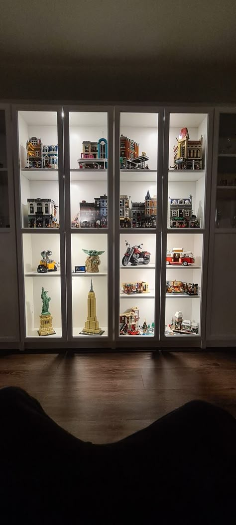 Lego Set Display, Vitrine Ikea, Lego Shelves, Lego Shelf, Lego Displays, Lego Room Ideas, Lego Display Ideas, Lego Room Decor, Billy Ikea