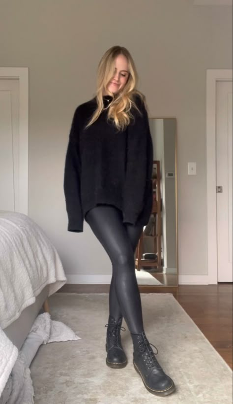 Leather Leggings Aesthetic, Leggings Boots Outfit Fall, Black Leggings Outfit Autumn, Smart Leggings Outfit, Black Leather Leggings Outfit Fall, Shiny Black Leggings Outfit, Leather Look Leggings Outfit, Wet Look Leggings Outfit, All Black Leggings Outfit