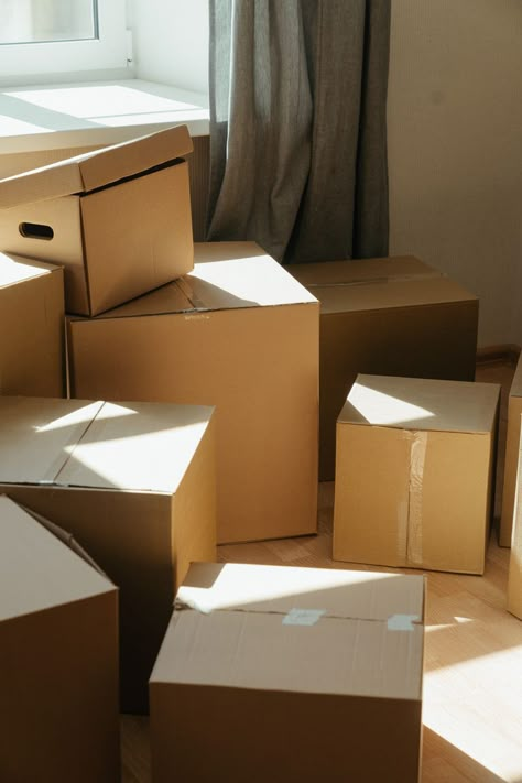 Do you have a big move coming up? Whether its your first apartment, your dream home, or a temporary move, there are some essentials that you'll need to make sure you bring. Check out these essential items that you'll need for your move! #Movers #MovingSoon #PackingList #PackingTips #OrganizationTips #NewHome Free Moving Boxes, Moving Help, Van Lines, Moving Storage, Moving Checklist, Packing To Move, Moving Boxes, Big Move, Up House