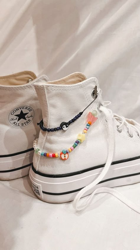 Charms For Converse, Beads For Shoes, Charms On Shoes, Diy Shoe Charms, Diy Converse Shoes, Converse Charms, Converse Charm, Converse Beads, Beaded Converse