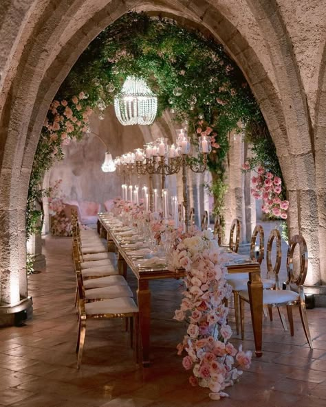 Wedding Theme Ideas Fairytale, Luxury Wedding Ideas Decor, Italian Venue Wedding, European Theme Wedding, Italy Wedding Table Settings, Unique Aisle Decorations Wedding, European Wedding Color Palette, Wedding Venue Set Up, Wedding Fairytale Theme