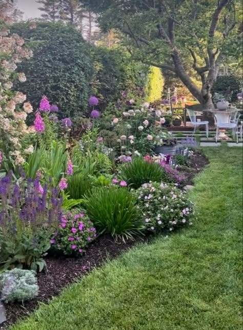 The enchanting world of cottage style gardening Cottage Garden Borders, Diy Garden Decor Projects, Simple Garden, Cottage Garden Design, Aesthetic Garden, Garden Decor Projects, Garden Shrubs, Patio Garden Design, English Cottage Garden