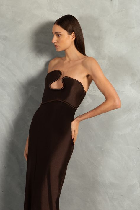 DescriptionA reissue by Adriana Degreas, the Waves Strapless Long Dress exudes a sexy, chic, and elegant vibe. With a hint of sensuality, this timeless piece belongs to the Inamorata line. Perfect for evening occasions, style the Waves Strapless Long Dress with a clutch bag and delicate flat sandals for a sophisticated look. Product detailsStrapless, Structured Bust. ColorBlack, Coffee Composition85% Polyamide 15% Spandex Model measurementsHeight: 180 cm (5'11") / Bust: 82 cm (32.3") / Waist: 60 Strapless Long Dress, Adriana Degreas, Chic And Elegant, Sophisticated Look, Flat Sandals, Timeless Pieces, Long Dress, Clutch Bag, Black