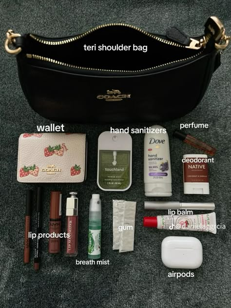 Everyday Bag Essentials, What's In My Purse, School Bag Essentials, Backpack Essentials, Travel Bag Essentials, In My Purse, Inside My Bag, Smink Inspiration, Purse Essentials