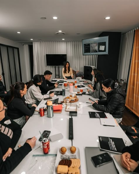 Our Building and Branding Masterclass in Sydney was amazing! This was the last Masterclass for the year in Sydney. JOIN OUR WAITLIST! And if you’re in Melbourne, we’re coming to YOU! Upskill in your business and marketing skills as we go HANDS ON 🤝 📅 Melbourne Building and Branding - August 14 ⏰ 📍 South Dandenong @salonfirst #cjacademy #cjcertified #businesseducation #socialmediatips #marketingtrends2024 #student #graduation #learning #coursedates CJ Certified - Business Course - Social ... Achieving Dreams, Starting A Brand, Social Media Course, Vision Board Aesthetic, Business Course, Business Workshop, Business Vision Board, Job Promotion, Business Vision