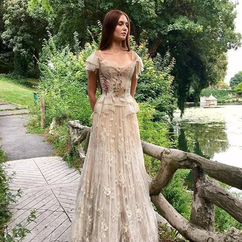 Wattpad Outfits, Ethereal Dress, Fantasy Dresses, Fantasy Gowns, Fairytale Dress, Vestidos Vintage, Dream Dresses, Fantasy Dress, Mode Vintage