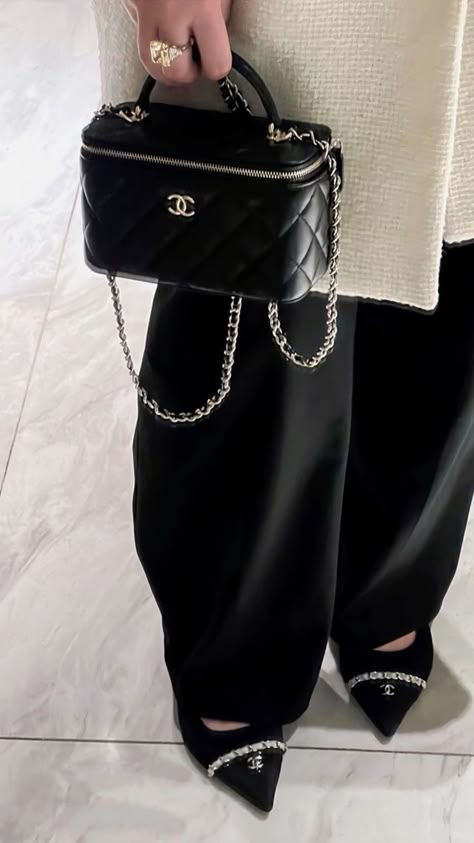 Chanel Bag Outfit, Chanel Mini Bag, Bag Wishlist, European Outfit, Dream Bag, Luxury Bags Collection, Vanity Bag, Sustainable Shopping, Dream Bags