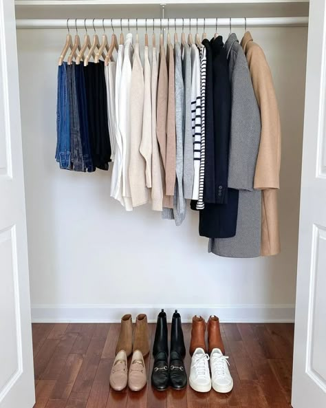 Neat Closet, Pick Clothes, Ideas Armario, Clean Mind, Clean Closet, Neutral Capsule Wardrobe, Minimalist Moda, Classy Yet Trendy, Minimal Wardrobe