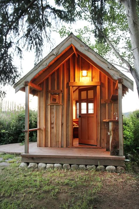 This Tiny, One-Room Cabin Is the Ultimate Artist's Escape Tiny House Sleeping Solutions, Luxury Tiny Cabin, Small Guest Cabin Ideas, Bunkies Guest Cabin, Small One Room Cabin, Micro Cabin Interior, Small Guest Cabin, 12x16 Cabin, Small Cabin Layout