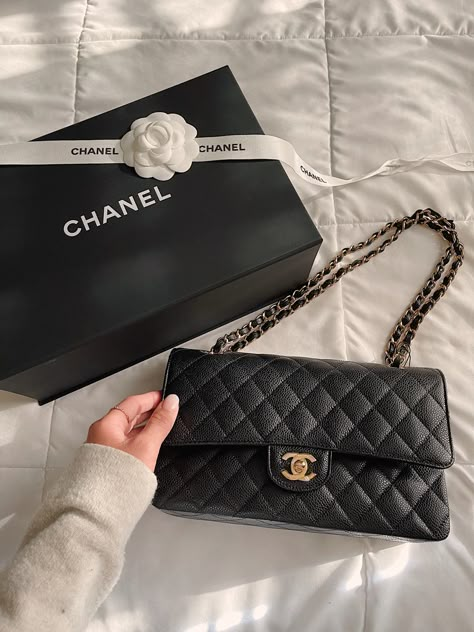 #chanel #chanelbag #ootd #musthavedesignerbag2021 #timeless Chanel Girl, Runway Vintage, Chanel Classic Flap Bag, Mode Chanel, Luxury Bags Collection, Dream Bag, Classic Flap Bag, International Style, Dream Bags