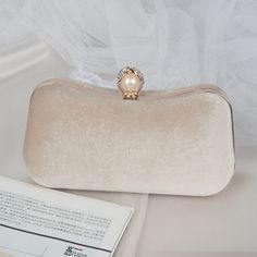 Latest Different Types Of Clutches Bags Design For Women's | Trending Bags In 2023 | Hand Bags Ideas so in this video we will talking and discussing about some of the best and fantastic women's clutch bags design and ideas so this video very helpful for you so like share and subscribe our channel. Prom Dress Accessories, Green Clutch Purse, Classy Bags, Bridal Boutique Interior, Crossbody Bag Outfit, Side Bags For Women, Fancy Clutch, Types Of Handbags, 90s Shoulder Bag