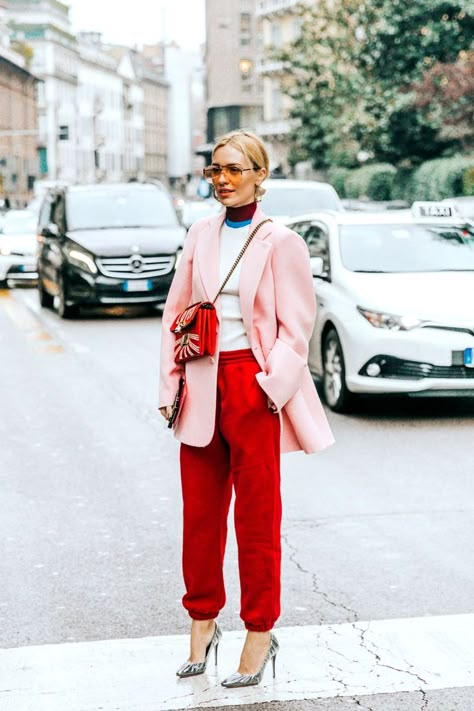 The Color Combination Winning Over Every Editor Right Now Pumps Outfit, Jogging Outfit, Red Sweatpants, Athleisure Trend, Jeans Outfit Ideas, Black Jeans Outfit, Street Style Edgy, Pink Coat, Looks Street Style