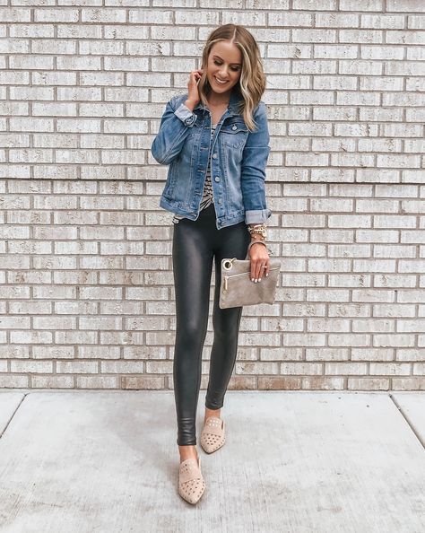 Casual chic travel outfit! Love these faux leather leggings with the studded mules and denim jacket! How To Wear Faux Leather Leggings, Outfit Leather Leggings, Leather Legging Outfits, Style Faux Leather Leggings, Faux Leather Leggings Outfit, University Outfit Ideas, Black Jeans Outfit Ideas, Leather Leggings Outfit, Leather Legging