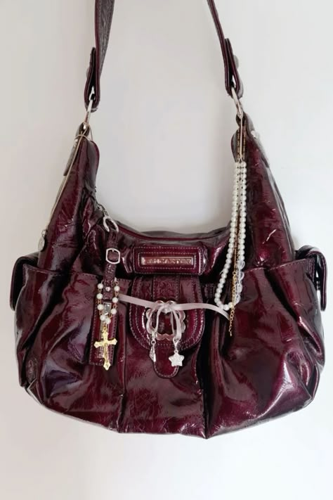 Vintage Handbag Aesthetic, Handbag Aesthetic Vintage, Vintage Fashion Pictures, Vintage Y2k Bag, Vintage Purses Aesthetic, Leather Bags Aesthetic, Elena Gilbert Bag, Cute Vintage Bags, Vintage Accessories Aesthetic