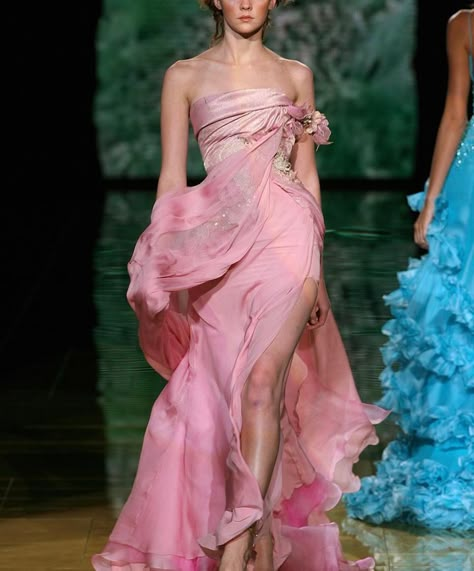 Pink Runway, 00s Mode, 90s Runway Fashion, Pink Gown, Runway Fashion Couture, Runway Outfits, Model Walks, Paris Mode, Runway Dresses