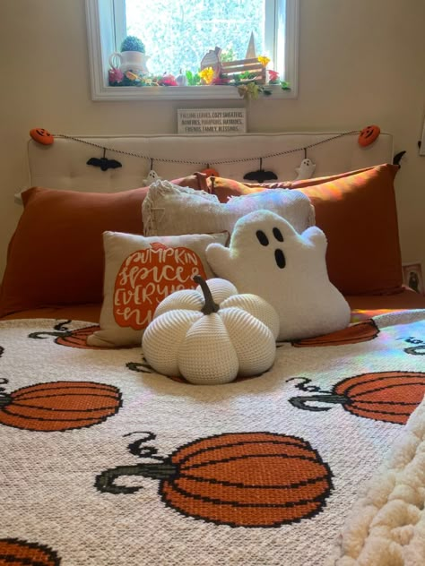 Halloween. Decoration. Pumpkin. Ghost. Autumn. Fall Room Ideas, Fall Apartment Decor, Halloween Bedroom Decor, Autumn Room, Fall Room Decor, Fall Bedroom Decor, Holiday Bedroom, Halloween Bedroom, Fall Room