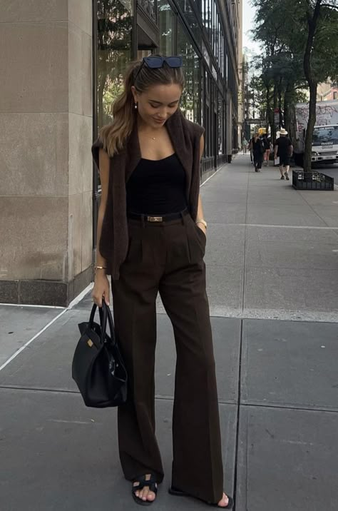 Everyday Office Outfits, Brown Pants Outfit, Look Hippie Chic, Brown Sweaters, Trendy Work Outfit, Fest Outfits, Smart Casual Look, Brown Dress Pants, Office Wardrobe