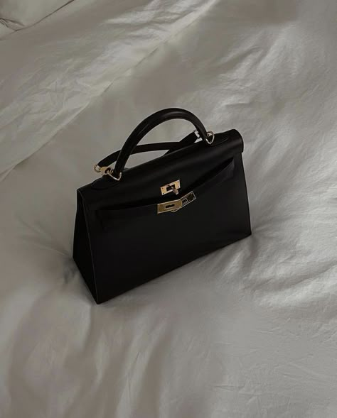 @alyssa.lenore / minimal / Hermes Kelly / bag / black / gold Alyssa Lenore, College Shoes, Designer Inspired Handbags, Hermes Kelly 25, Expensive Bag, Hand Bags For Women, Purse Collection, Dream Bag, Hermes Kelly Bag