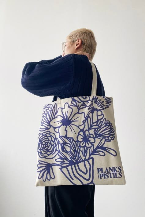 Diy Tote Bag Design, Handpainted Tote, Custom Paper Bags, Tote Bag Inspo, Handpainted Tote Bags, Totes Ideas, Sacs Tote Bags, Tote Bag Designs, Tote Bag Ideas