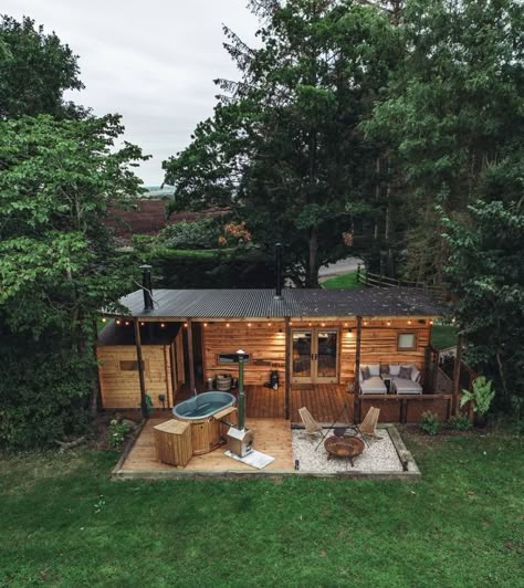 Welcome to Fieldhouse cabin. Set amidst beautiful farmland in the heart of Northumberland, Woodland Chase offers a luxurious adult-only escape from the everyday. 📍 Woodland Chase Cabins 🛏️ Sleeps 2 🏴󠁧󠁢󠁥󠁮󠁧󠁿 Northumberland Link in bio! #glamping #cabin #cosycabin #lodge #northumberland Small Glamping Cabin, Mountain Guest House, Backyard Cabin Ideas, Off Grid Cabins, Cabin Airbnb Ideas, Sims 4 Outdoor Retreat, Glamping Airbnb, Garden Cabin Ideas, Guest Cabin Ideas