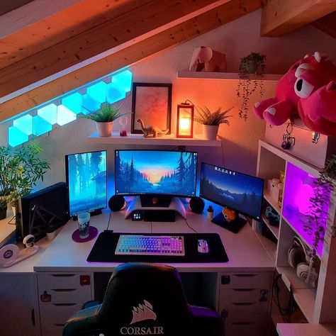 Rate this cozy setup 1-10! 👇 [via @milacloudy] What a cozy gaming setup this one is! I love what she has done with this tight attic room. Everything is carefully planned to maximize the available space. The desk looks like an Ikea Linnmon with two Alex drawers. I feel like having only one drawer would give her more leg room under the desk. There are also more drawers surrounding the setup so there is ample room for storage. The gaming chair is from Corsair. Because of the limited desk space, Small Game Room Ideas, Desk Decor Ideas, Pc Room, Small Game Rooms, Black Feature Wall, Setup Pc, Setup Inspiration, Best Gaming Setup, Gaming Room Ideas