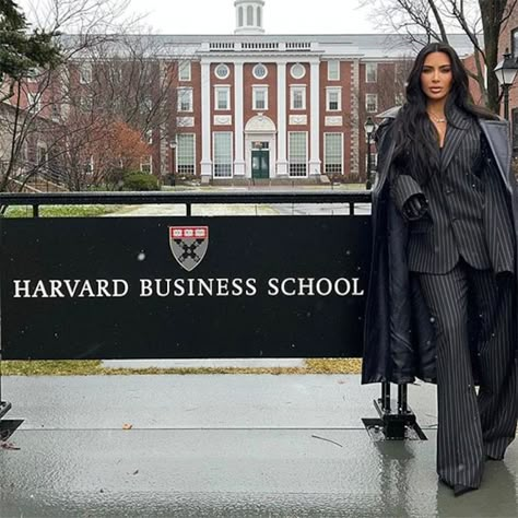 Legally Blonde Characters, School Bucket List, Kim Kardashian And North, Olivia Pierson, Harvard Students, Harvard Graduate, Law School Inspiration, Harvard Law School, Harvard Law