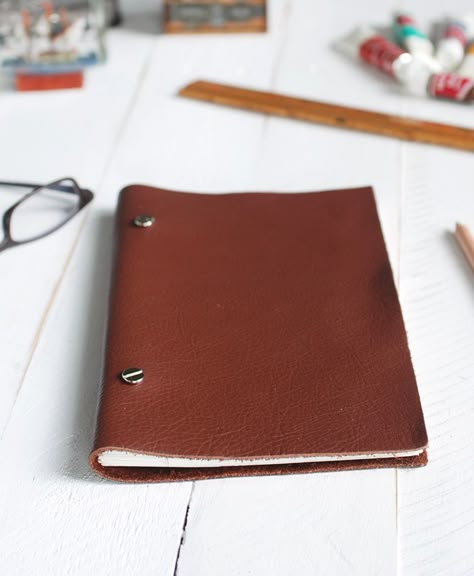 DIY Leather Sketchbook - The Merrythought Diy En Cuir, Leather Sketchbook, Leather Crafting, Bookmaking, Father's Day Diy, Leather Ideas, Kydex, Leather Books, Diy Journal