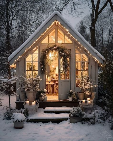 christmas decor Cozy Cottage In The Woods, Cute Cottages, Winter Decorations Diy, Winter Cottage, Backyard Sheds, Cottage In The Woods, Dream Cottage, She Sheds, Cabins And Cottages