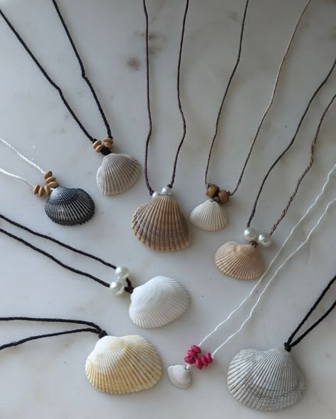 Beach Shell Necklace Diy, Crafts For Adults Jewelry, Making Shell Jewelry, Diy Necklace Ideas Beads, Necklaces With Shells, Homemade Shell Necklace, Beaded Shell Necklace, Diy Shell Jewelry, Shell Jewelry Ideas