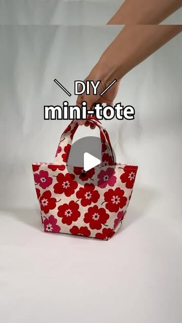 How To Sew A Lunch Bag, How To Make Bag, How To Make A Bag, How To Make A Tote Bag, Mini Tote Bag Pattern, Small Tote Bag Pattern, Diy Mini Bag, Lunch Bag Tutorials, Hand Sewn Crafts