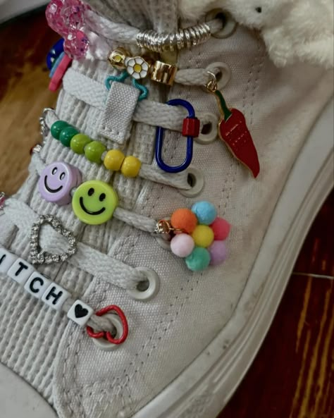 Decorate Sneakers Diy, Beads On Shoelaces Aesthetic, Shoelace Charms Sneakers, Converse Shoes Laces, Shoes Laces Ideas, Converse Shoes Laces Ideas, Shoelace Beads, Beads On Shoelaces, Diy Shoelaces