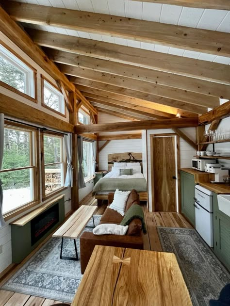 Wilmington Vermont, Tiny Cabins Interiors, Cabins Interiors, Mini Chalet, Small Cabin Interiors, Timber Frame Cabin, Tiny House Vacation, Cottage Tiny House, Tiny House Talk