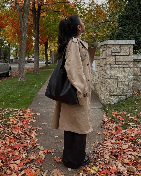 🍂 #fallstyle #outfitinspo #falloutfit fall 2024 baggy jean barrel pants trench coat studded top coach brooklyn 39 bag aesthetic Brooklyn 39 Coach, Coach Brooklyn Bag, Coach Brooklyn, Coach Bag Outfit, Brooklyn Bag, Barrel Pants, Coach Outfits, Baggy Jean, Bag Outfit