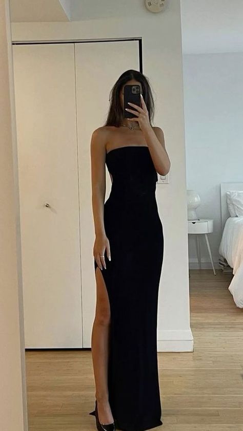 Black Long Dress Mermaid, Black Maxi Prom Dress, Aesthetic Prom Dress Black, Black Prom Dress Outfit Ideas, Long Dress Outfit Formal, Strapless Black Dress Long, Black Long Dress Classy, Prom Dress Black Elegant, Fancy Black Dresses Long