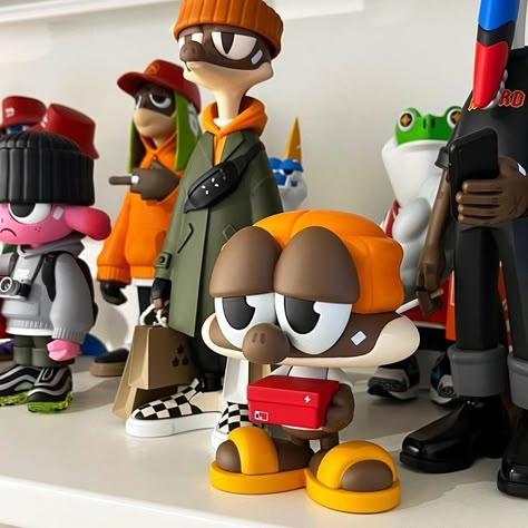 Art Toys Design Ideas, Skateboard Room, Designer Toys Vinyl, Store Shelves Design, 3d Toys, Vinyl Art Toys, Art Toys Design, Toy Sculpture, Toys Design