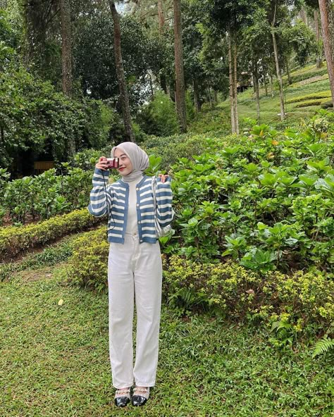 Ootd Jeans Hijab Casual, Simple Outfit Hijab Casual, Casual Hijab Outfit Jeans, Ootd With Jeans, How To Style Jeans, Outfit Jeans Hijab, Ootd Hijab Jeans, Ootd Casual Hijab, Ootd Hijab Casual Jeans