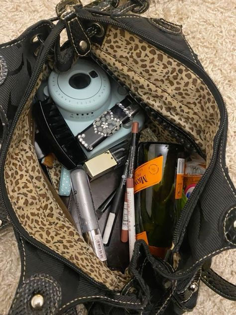 Aesthetic Clips, Frazzled English Woman, Me Bag, Inside My Bag, Purse Essentials, Handbag Essentials, Mia 3, What's In My Bag, What In My Bag